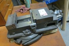 Kurt D675 Machine Vise w Steel Jaws w Handle on Swivel Base