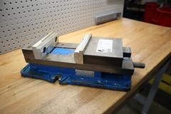 Kurt D-675 6" Machine Vise w Handle and Aluminum Jaws