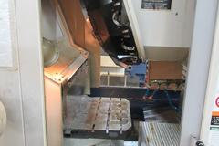 Daewoo Doosan 320/40 CNC Vertical Machining Center with 2 Station Pallet Changer, 12,000 RPM Spindle, 14 Station Rotary Turret, Chip Conveyor