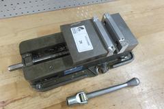 Kurt D675 6" Machine Vise with Aluminum Soft Jaws and Handle