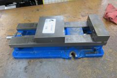 Kurt D688 6" Machine Vise *No Jaws or Handle*