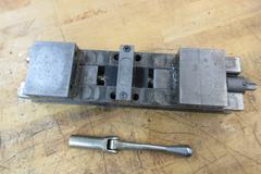 Kurt DL-400 4" Double Lock Machine Vise with Handle