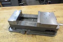 Kurt D675 6" Machine Vise with Hard Jaws *No Handle*