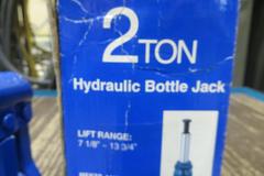 Westward 2 Ton Hydraulic Bottle Jack