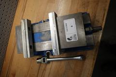 Kurt D-675 6" Machine Vise with Handle, Aluminum Jaws