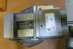 Kurt D675 Machine Vise w Steel Jaws w Handle on Swivel Base