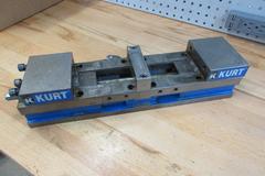 Kurt DL-400 4" Machine Vise with Handle