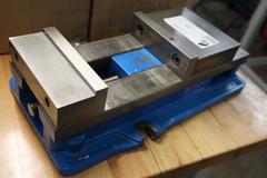 Kurt D688 6" Machine Vise, Steel Jaws, Handle
