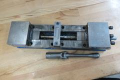 Kurt DL-400 4" Machine Vise with Handle