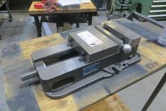 Kurt D675 Machine Vise w Steel Jaws and Handle