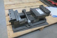 Kurt D-60 Machine Vise w Steel Jaws and Handle