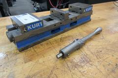Kurt DL430 4" Machine Vise with Handle