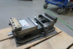 Kurt D-60 Machine Vise w Steel Jaws and Handle