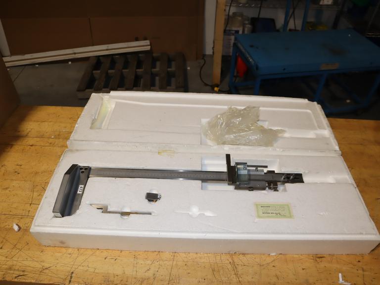 Mitutoyo 18"/45CM Vernier Height Gauge With Adjustable Main Scale - In Styrofoam Case