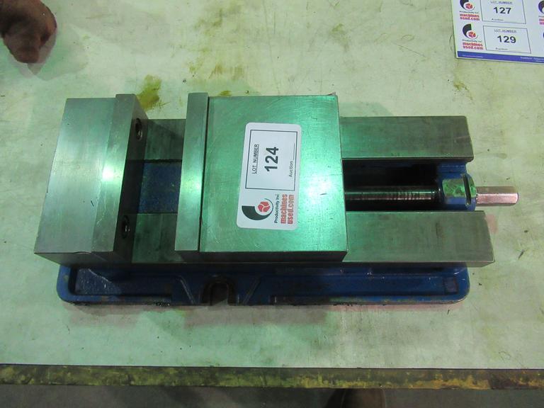 Kurt D675 Machine Vise with Steel Jaws