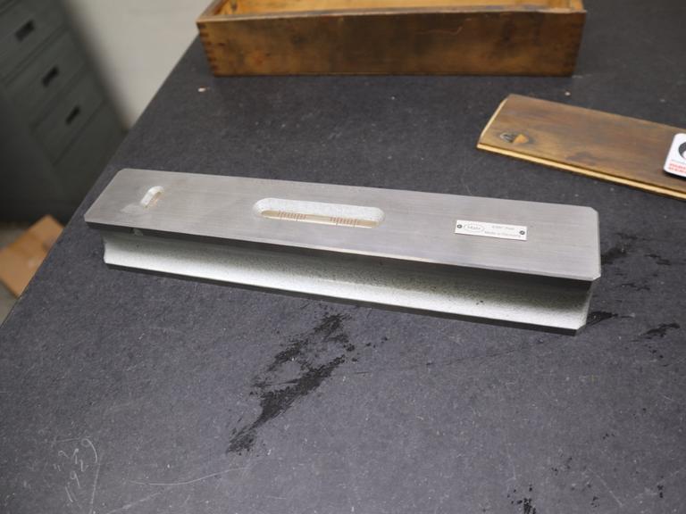 Mahr Precision 12" Level .001" Per Foot in Wood Case