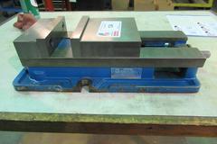 Kurt D675 Machine Vise with Steel Jaws