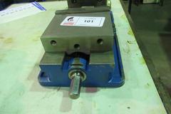 Kurt D675 Machine Vise with Steel Jaw and Handle