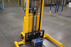 Uline H-2651 Electric Straddle Stacker Lift, 2,200# Cap, 63" Max Height, 50" Between Outriggers, 12 Volt Battery with Charger, 42" Forks