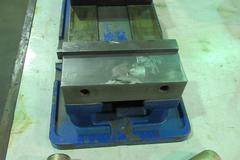 Kurt D675 Machine Vise with Steel Jaw and Handle