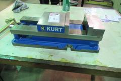 Kurt D688 Machine Vise with Steel Jaws and Handle