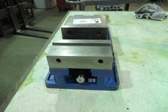 Kurt D688 Machine Vise with Steel Jaws and Handle