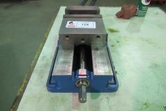 Kurt D675 Machine Vise with Steel Jaws