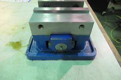 Kurt D675 Machine Vise with Steel Jaws
