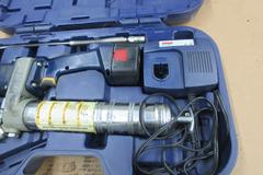 Lincloln 12V Cordless Power Grease Gun and Manual Grease Gun