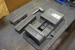 Kurt D80 8" Machine Vise, Steel Jaws, Handle, Extra Jaws