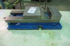 Kurt D675 Machine Vise with Steel Jaws