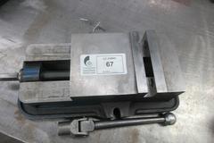 Kurt D-60 Machine Vise with Hard Jaws & Handle