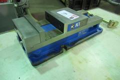 Kurt D688 Machine Vise with Steel Jaws and Handle