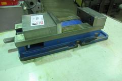 Kurt D675 Machine Vise with Steel Jaws