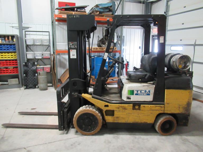 TCM FCG30T7T Forklift – 5,200 lb Capacity, Triple Mast,  Side-Shift, Cushion-Tire, LPG