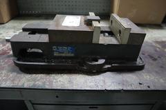 Kurt D675 6" Vice W/ Jaws & Handle