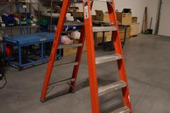 Keller - Extra Heavy Duty 6' Fiberglass Ladder M8706