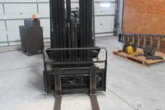 TCM FCG30T7T Forklift – 5,200 lb Capacity, Triple Mast,  Side-Shift, Cushion-Tire, LPG