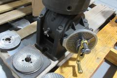 Ellis Double Swivel Dividing Head w/ 8" 3-Jaw Chuck & Dividing Plates