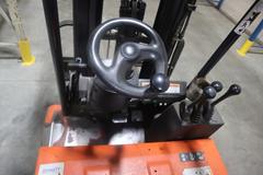Linde E16-02 48V Electric Forklift 2343 lb Capacity