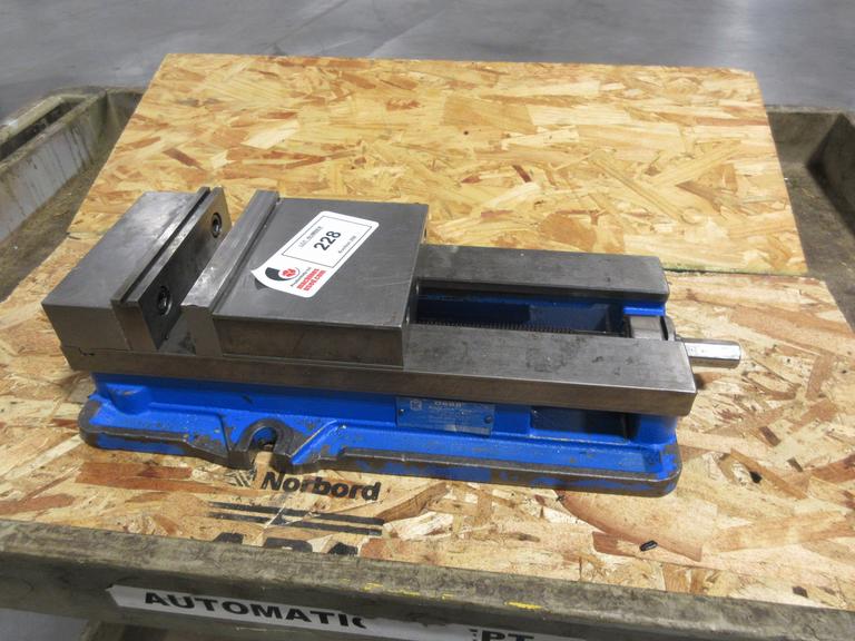 Kurt Model D-688 6" Machine Vise w Hardjaws