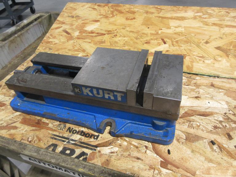 Kurt Model D-688 6" Machine Vise w Hardjaws