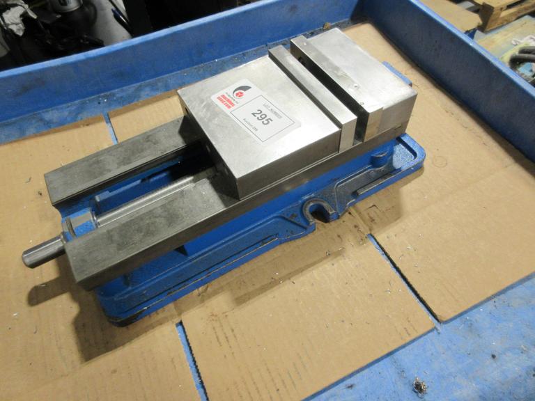 Kurt D688 6" Machine Vise w/ Hardjaws