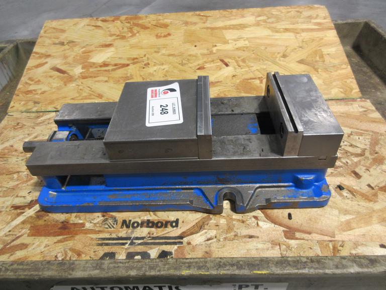Kurt Model D-688 6" Machine Vise w Hardjaws
