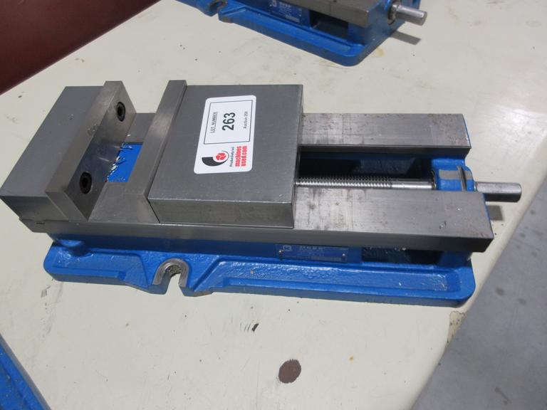 Kurt Model D-688 6" Machine Vise w Hardjaws