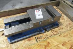 Kurt Model D-688 6" Machine Vise w Hardjaws