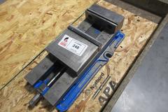 Kurt Model D-688 6" Machine Vise w Hardjaws