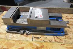 Kurt Model D-688 6" Machine Vise w Hardjaws