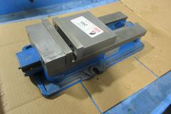 Kurt D688 6" Machine Vise w/ Hardjaws