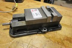 Kurt A50 5" Machine Vise w/ Hardjaws